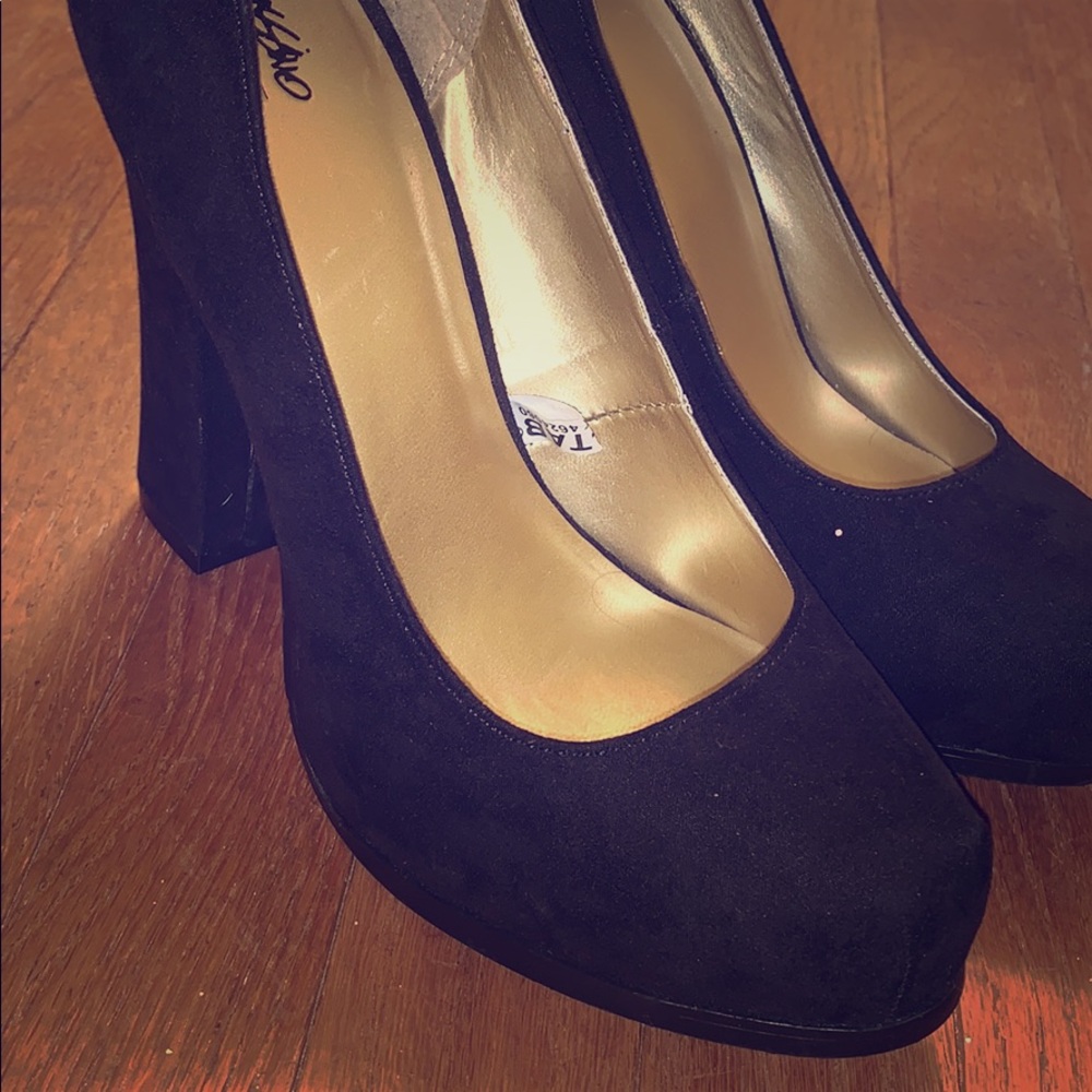 women’s black pumps